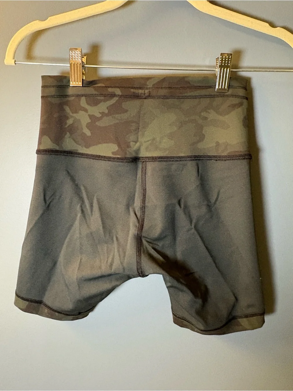 Lululemon High-Waist Camo Women’s Bike Shorts - Picture 3 of 5